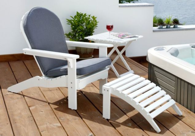 Biały fotel ogrodowy (arch. ogrodolandia.pl)