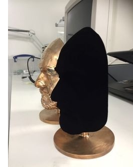 Vantablack pochłania tak duży procent światła, że na powierzchni nie są widoczne cienie, przez co trudno określić kształt obiektu. Fot. arch. Surrey NanoSystems
