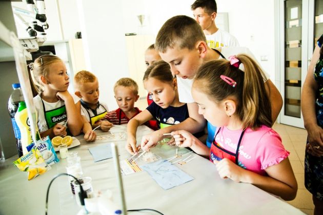 Śnieżka dzieci Odwiedź Fabrykę Koloru