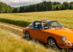 Pomarańczowe Porsche odnowione produktami Standox