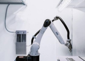 Kompaktowy robot Dürr w laboratorium WB Coatings