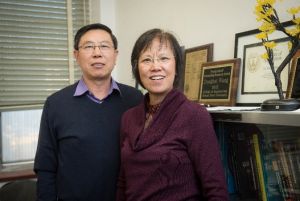 Prof. Susan Sun i jej współpracownik, prof. Donghai Wang – twórcy żywicy. Fot. arch. Kansas State Univeristy