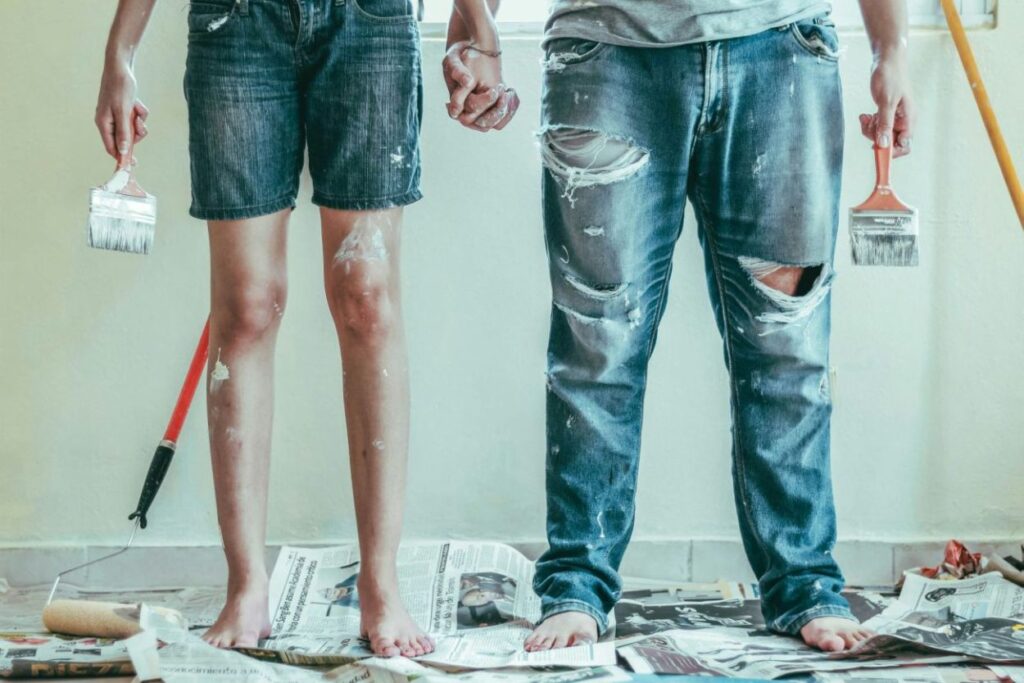 2 osoby z pędzlami w dłoniach trzymają się za ręce podczas malowania pokoju
https://unsplash.com/photos/2-person-wearing-blue-denim-jeans-GDWmu0bFfS4